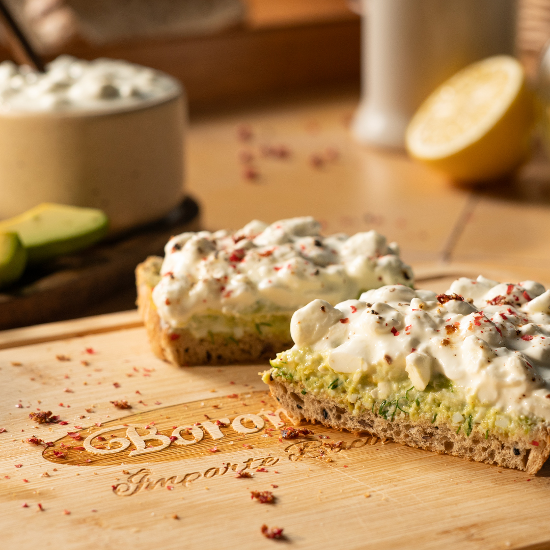 toast cu avocado si branza